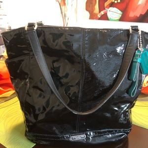 💕BEAUTIFUL BLACK PATIENT LEATHER COACH HAND BAG💕